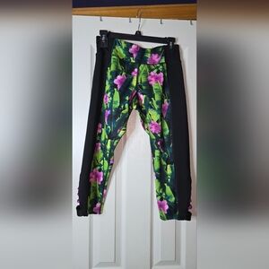 Women's M Betsy Johnson Performance Capri Leggings Tropical Athleisure